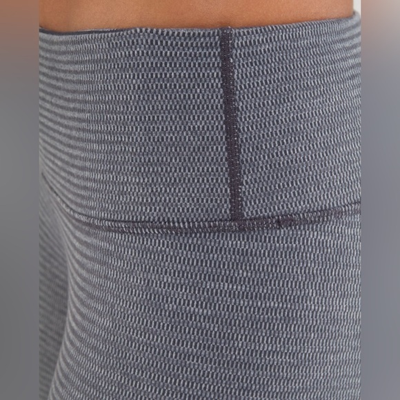 Lululemon Wunder Under Crop Reversible Tights in Grey, size 4 - Picture 8 of 12